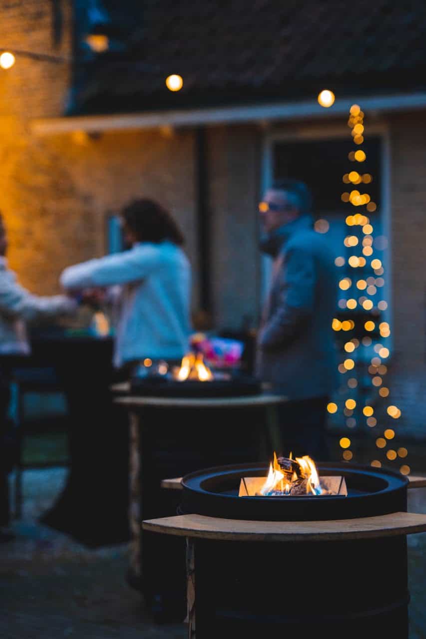 kampvuur buiten met kerstverlichting