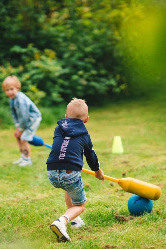 Activiteit knotshockey tijdens familiedag Buitenplaats Vlaardingen