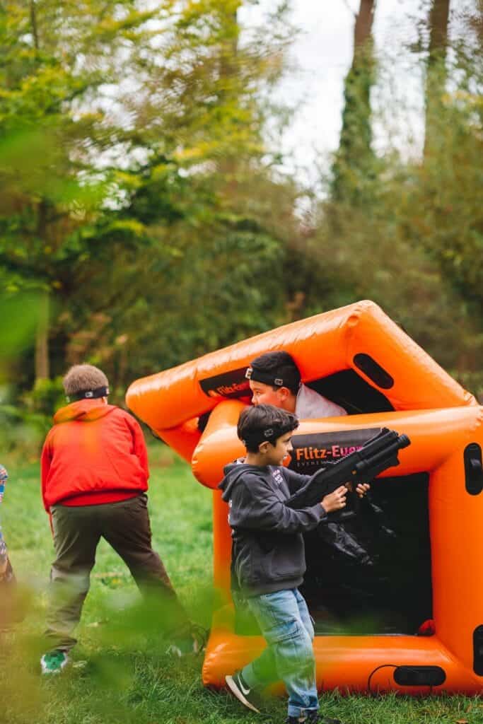 Kinderen spelen activiteit lasergamen tijdens familiedag